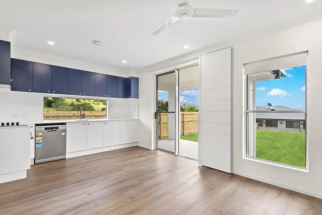 MODERN DUPLEX IN A GREAT CANNONVALE LOCATION