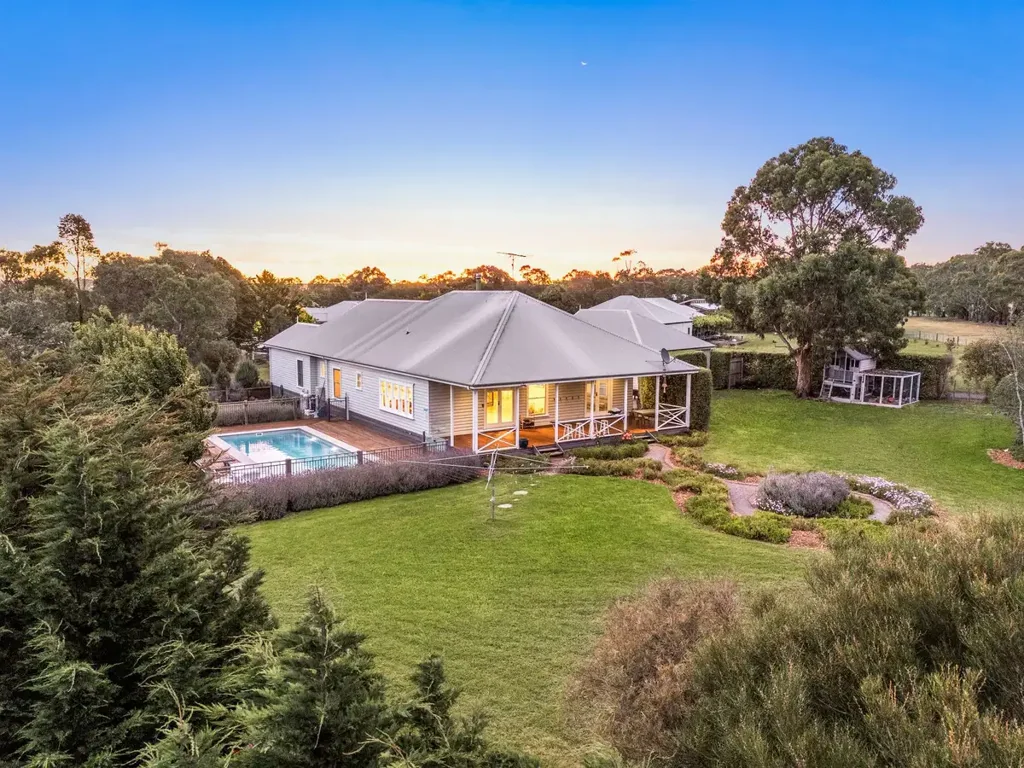 Moriac 5房  A COUNTRY MASTERPIECE OF TIMELESS STYLE & MODERN COMFORT!!