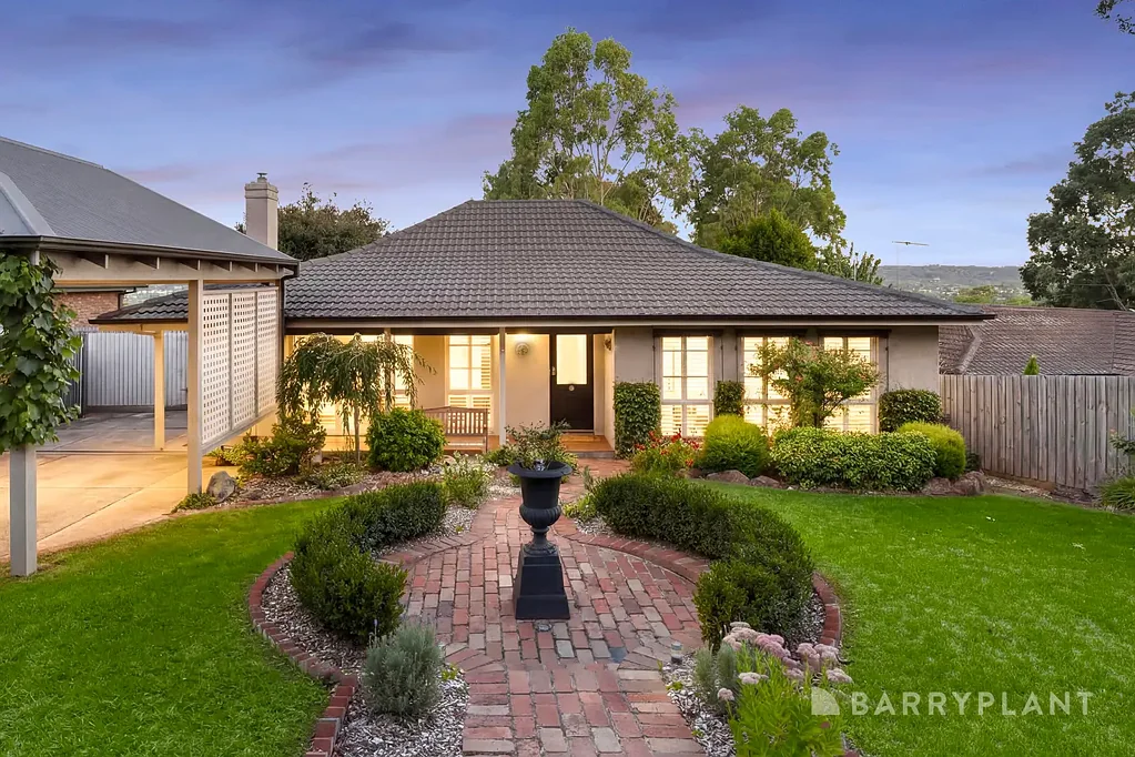 17 Trenton Place, Mooroolbark, VIC 3138
