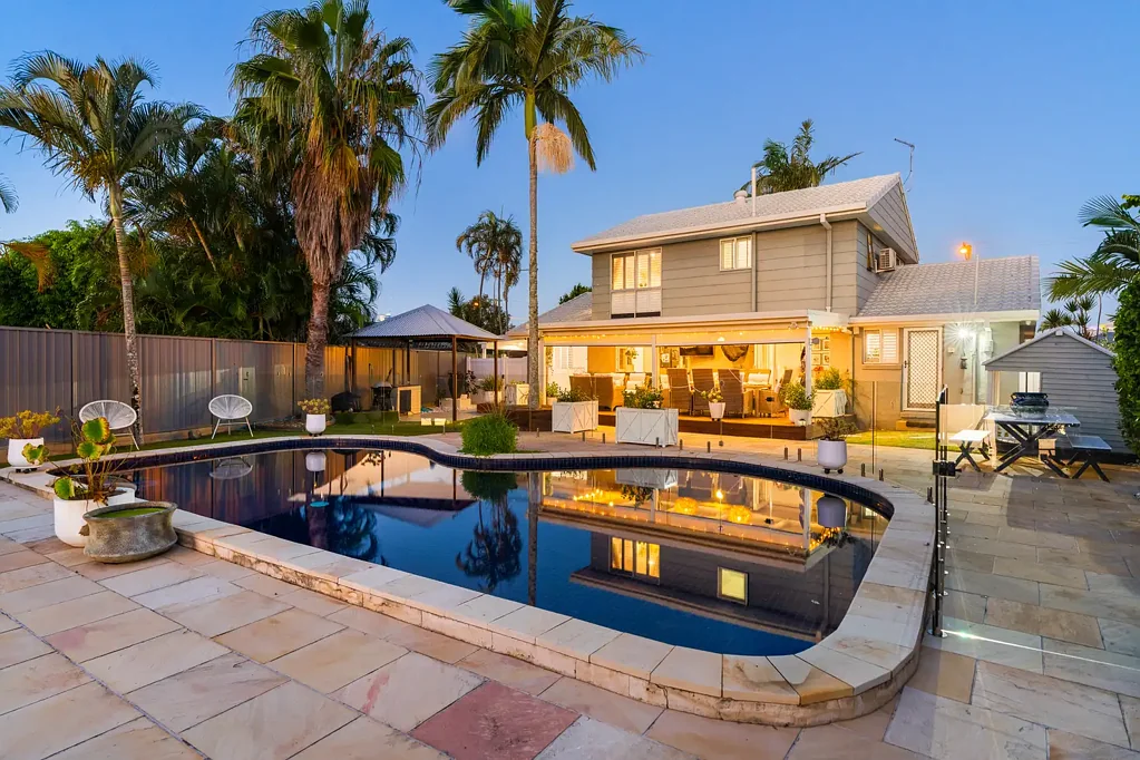 Broadbeach Waters 4房  Hampton's Inspired Waterfront Entertainer - Expansive Water Views - Just off Main River - Must Sell!