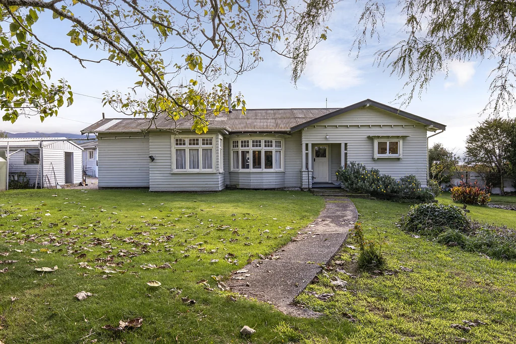 Lower Moutere  Country Charm with Space, Privacy & Potential