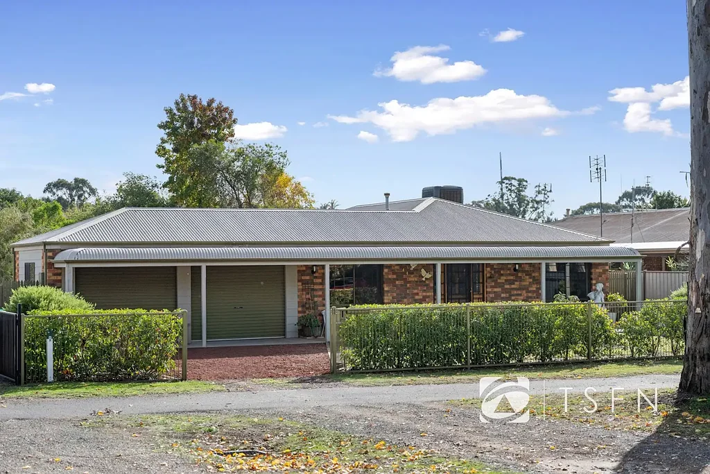 Kangaroo Flat 3房  Premium Double Brick - not brick veneer! Enjoy superior thermal comfort, whisper-quiet interiors, and timeless character on a generous allotment.