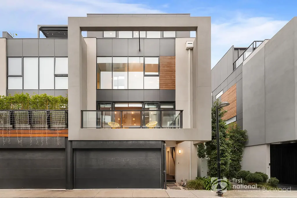 Port Melbourne 5房 Port Melbourne顶级片区 四层联排别墅 多个生活区 壮观天际线视野 全屋冷暖系统 步行可达公园海滩CBD Four Levels of Luxury Living With City Views