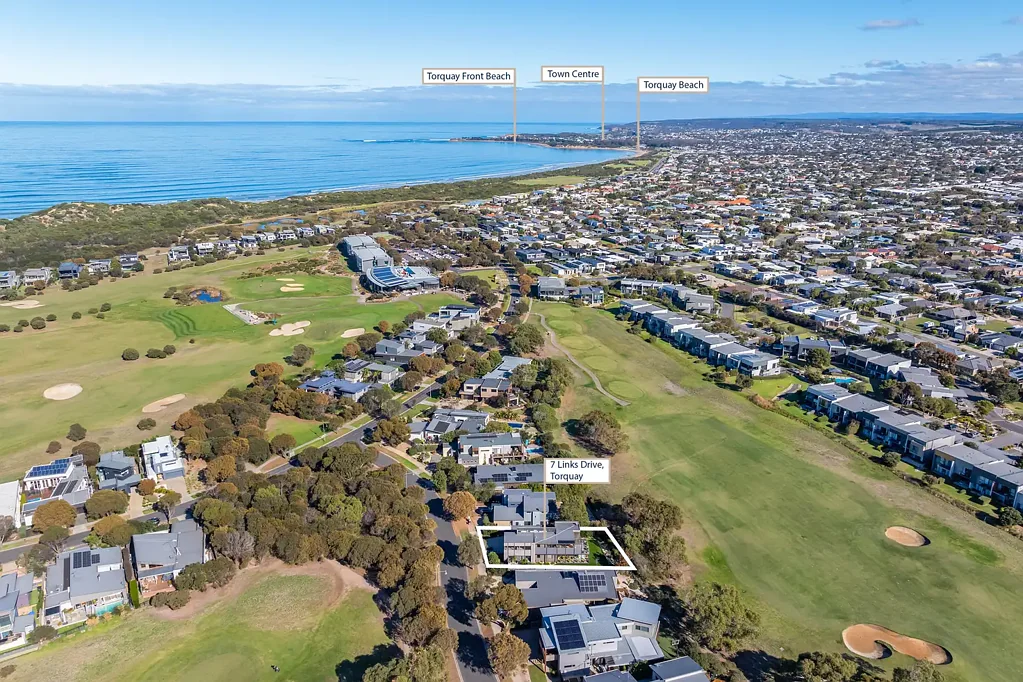 Torquay 4房  Contemporary refinement with fairway frontage and coastal ease