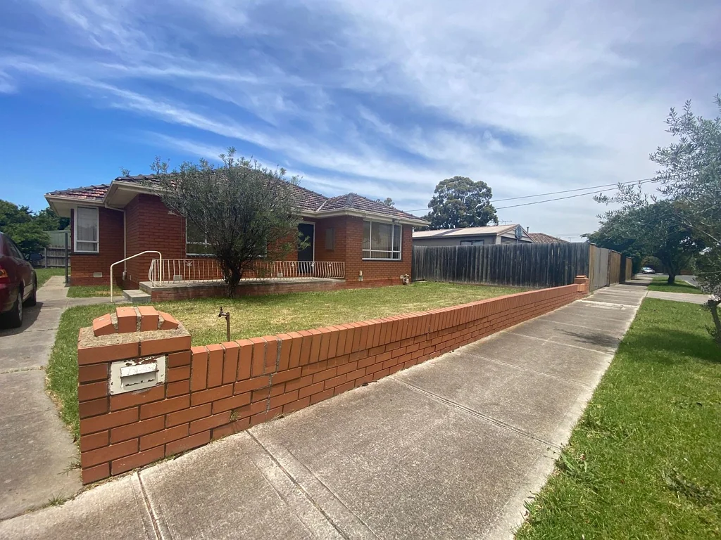 Within walking distance to Ginifer Train Station!
