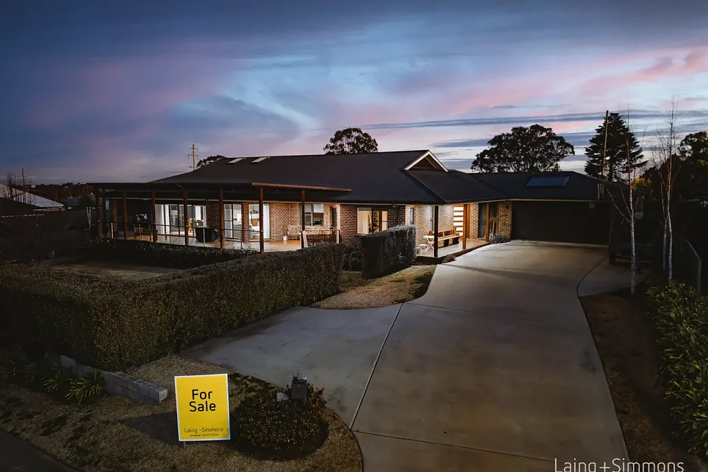 Armidale 5 Bedroom Contemporary Family Home With Stunning Northerly Aspect