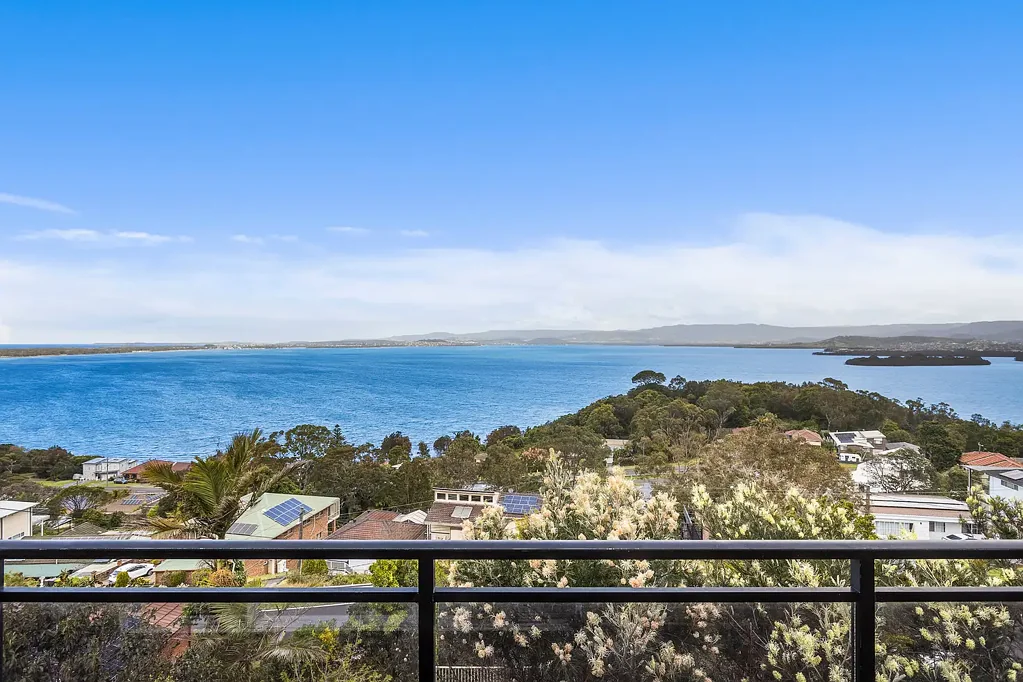 Lake Heights 6房 高地湖景奢居 宽敞主卧带学习角 多功能着陆区 开放式生活区 现代厨房湖景 宽敞后院娱乐 Versatile family home with sweeping lake views