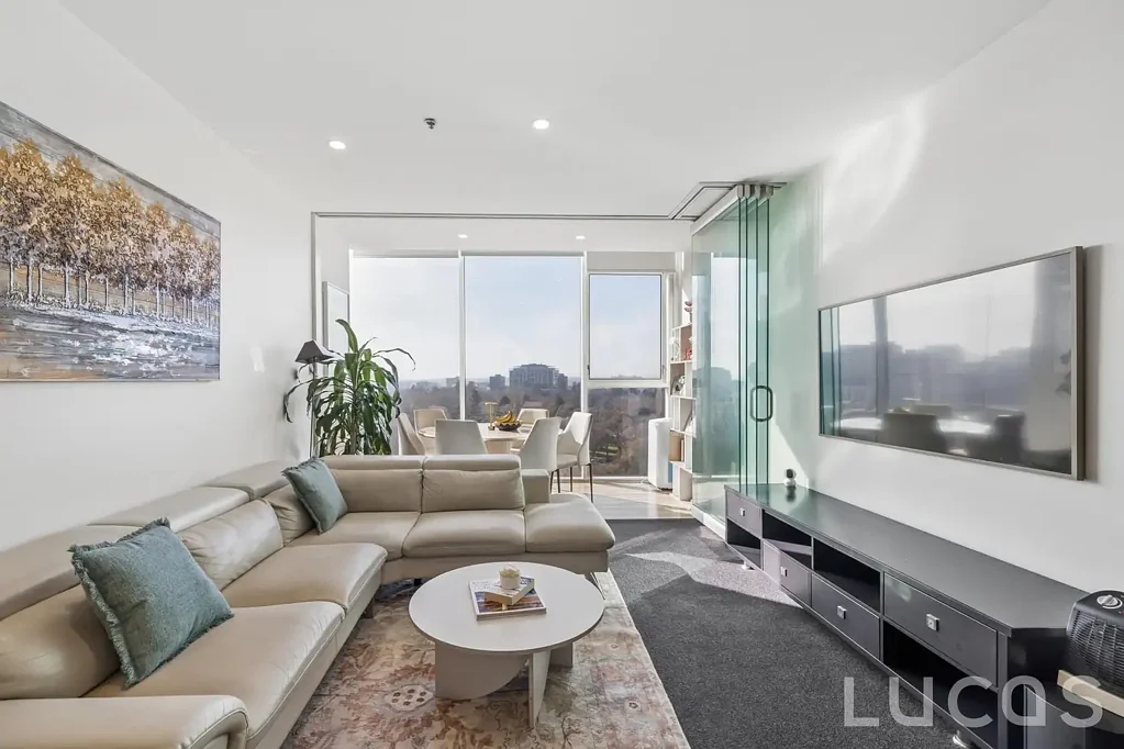 Melbourne 2房 在墨尔本备受追捧的 Paris End 尽享公园旁的尊贵生活 ENJOY PARKSIDE PRESTIGE IN MELBOURNE'S COVETED PARIS END