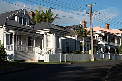 12月12日新西兰房地产与财经新闻汇总-房市降温、银行加息、投资团队破产，多重压力下的艰难平衡