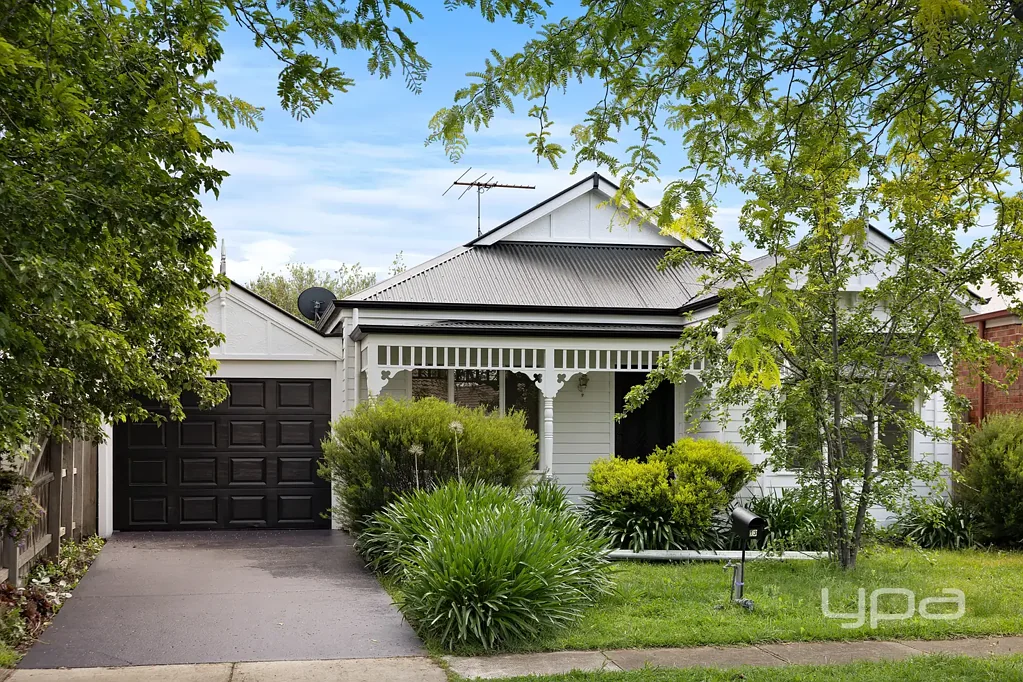 Beautifully Presented Home Offering Comfort & Convenience !!