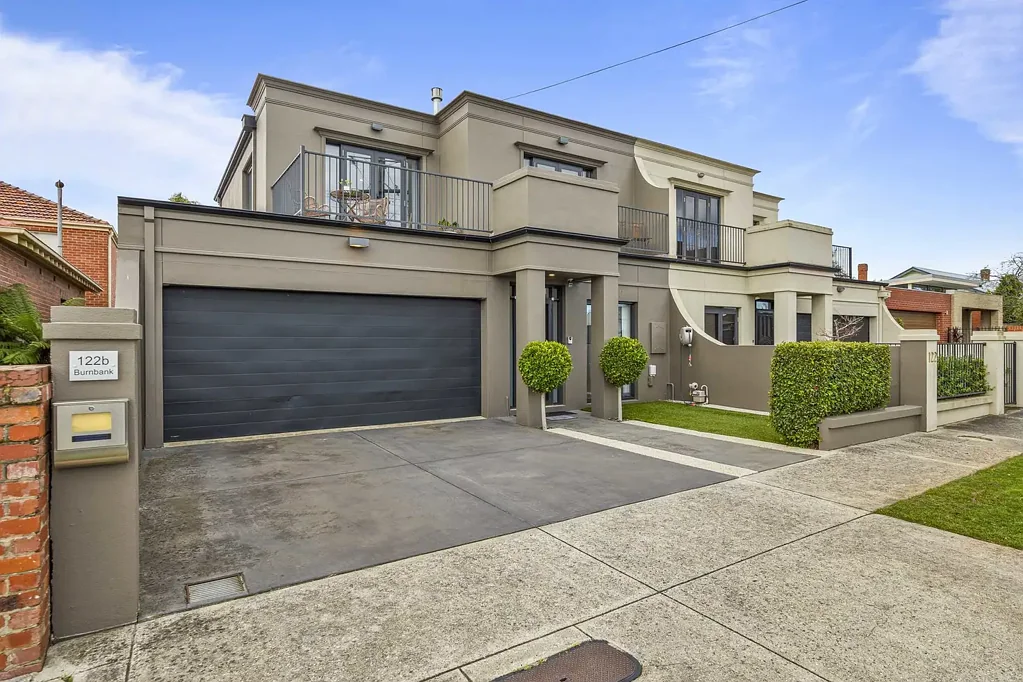 Lake Wendouree 3房  Prestigious Lake Wendouree Living with Rare Space, Luxury & Shedding and Four Car Lock Up Garage