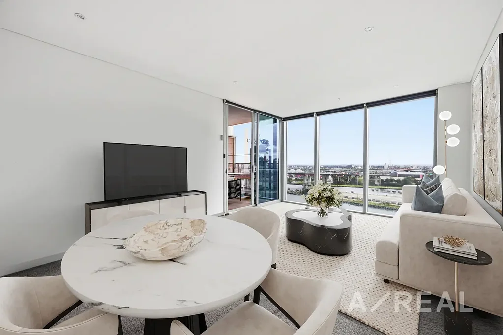 Docklands 2房 滨水全景视野 开放式生活区 宽敞阳台 主套房步入式衣帽间 欧洲不锈钢电器 低维护城市生活 一流设施 A Harbour Panorama, A Lifestyle to Match