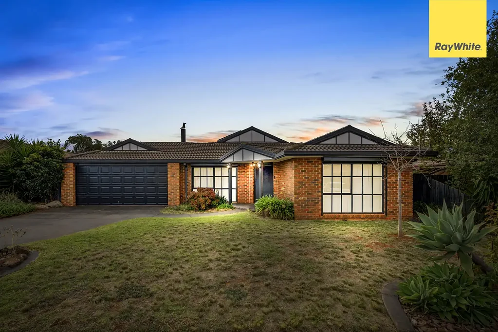 Melton South 4房 宽敞760m²地块 四卧带套间浴缸 多个生活区 硬木厨房 pergola娱乐 双车库 巨大后院 便利设施云集 Spacious Family Living on a Huge 760m² (Approx.) in a Prime Location