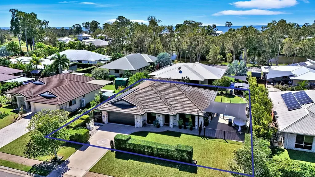 Burrum Heads 3침실 Relaxed Coastal Living With Poolside Entertaining Just 600m Walk From The Beach