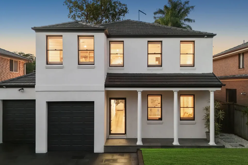 Strathfield 5房 精装修宽敞空间 771平米黄金地块 朝北花园 Artusi厨房 四卧带套间 双车库 Stylishly renovated family home on blue-ribbon parcel