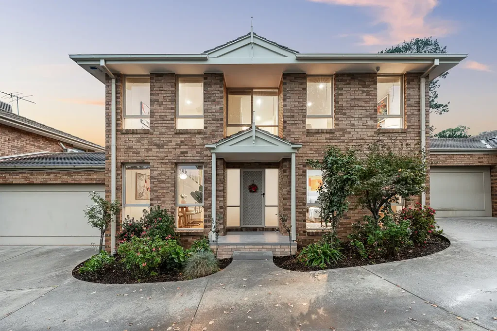 Templestowe 4房 私密社区环境 宽敞双层空间 四卧灵活布局 优质电器厨房 全年户外用餐区 主卧步入衣帽 便捷生活配套 Elegant Family Living in a Premium Templestowe Pocket