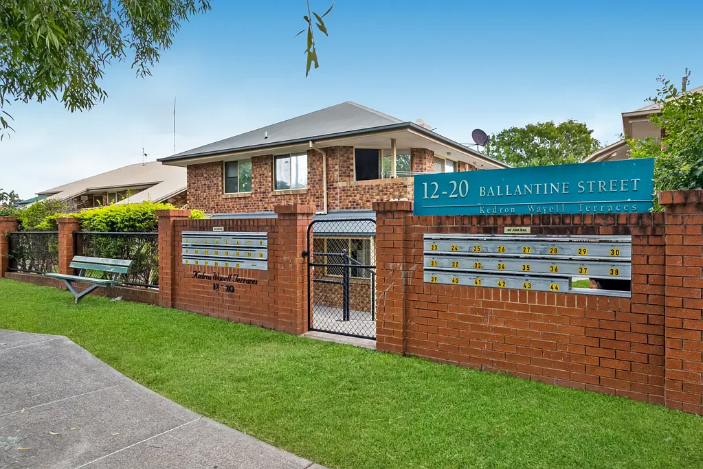 Chermside 2房 双住宅灵活布局 低维护高舒适度 电梯便捷连接 私人户外露台 临近Westfield Chermside 公交站步行可达 55+专属社区 A Rare Chermside Two-in-One Opportunity