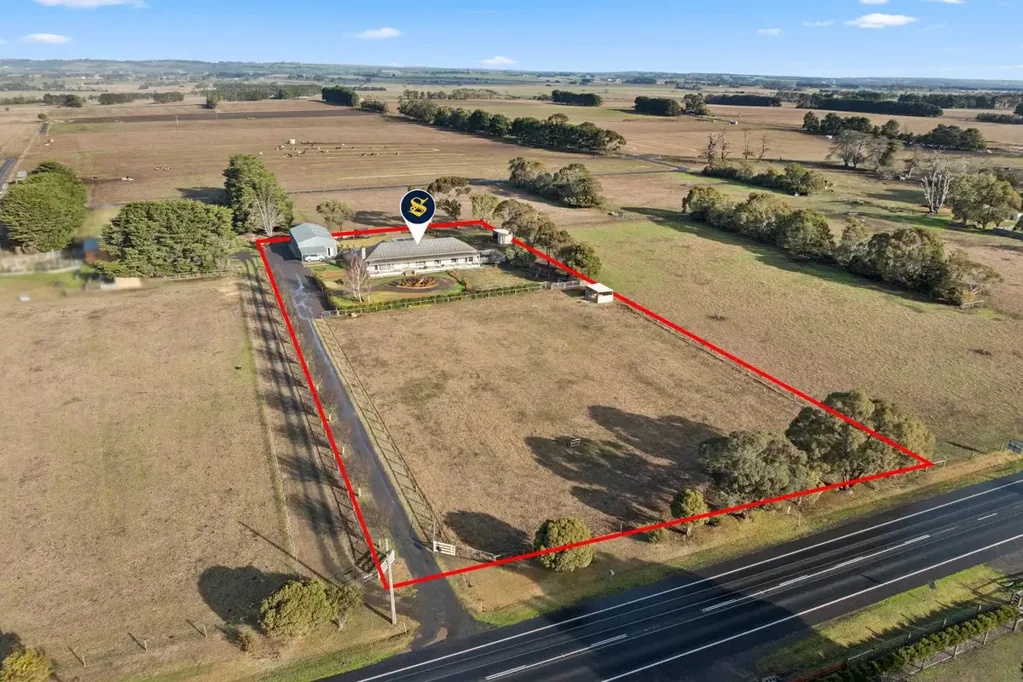 Colac West  Renovated Charm on 2.47 Acres
