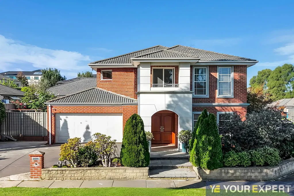Cranbourne East 4房  优雅的家庭生活在优越的猎俱乐部位置！  Elegant Family Living in a Prime Hunt Club Location!