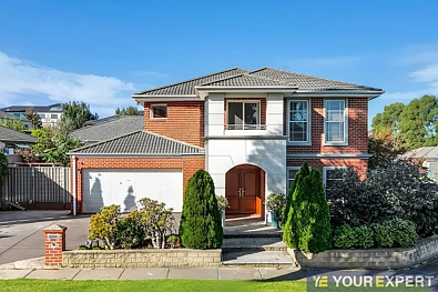 Cranbourne East 5 Slaapkamer Elegant Family Living in a Prime Hunt Club Location!