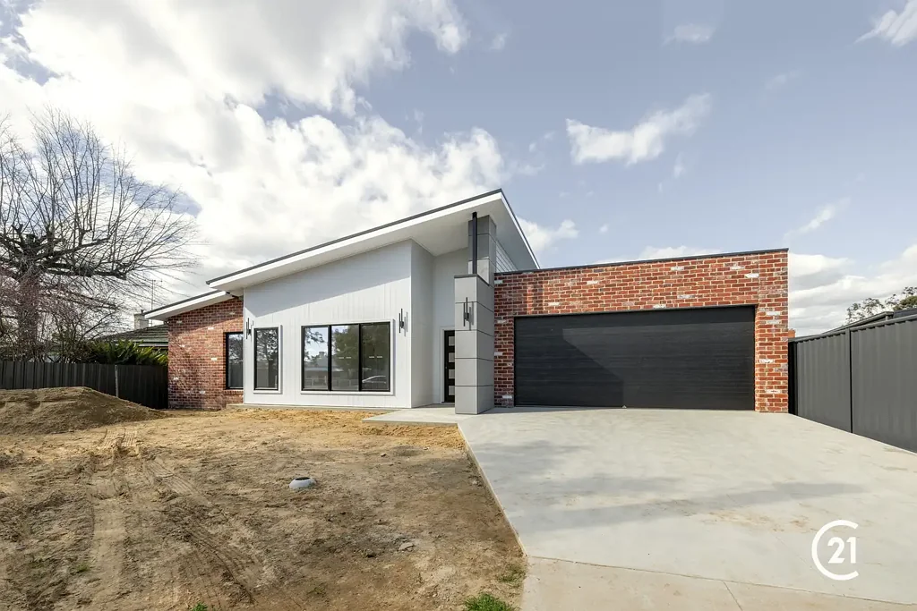Stylish Four-Bedroom Townhouse by Shane Luke