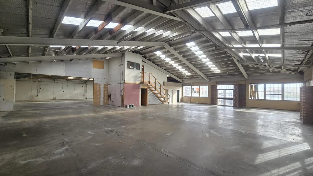 Waltham North Facing Industrial Warehouse/Workshop