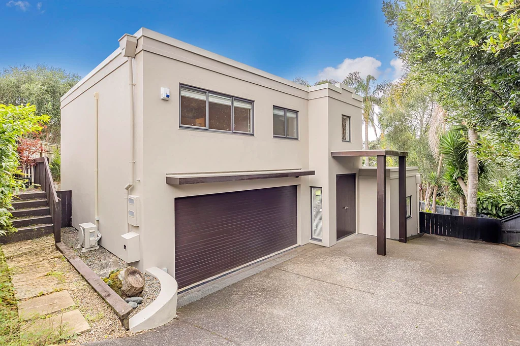 Orakei 4 Bedroom Sun-Drenched Executive Oasis in Orakei