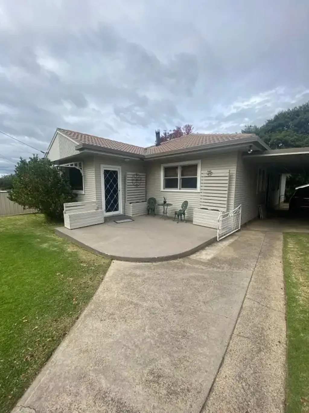 Spacious full fenced family home!