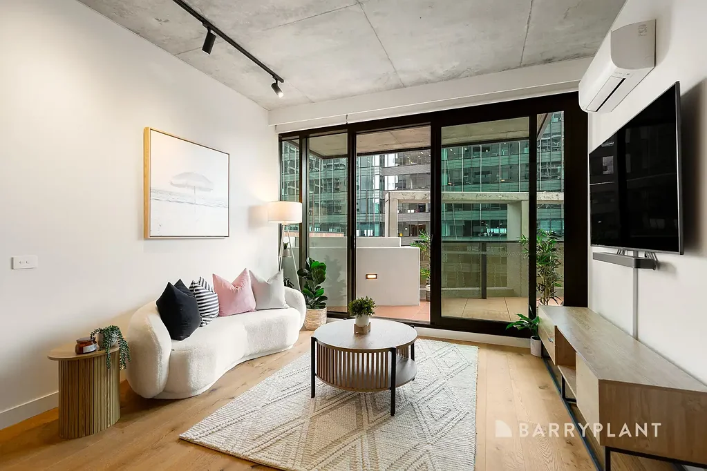 Docklands 2房 全新升级现代公寓 六度建筑精粹 宽敞自由布局 石材岛台高端电器 高挑天花板橡木地板 阳台NewQuay景观 分体冷暖对讲门禁 专属车位储物笼 度假村式设施 电车区近CBD Sophisticated Escala Living with Premium Upgrades & City-Edge Convenience