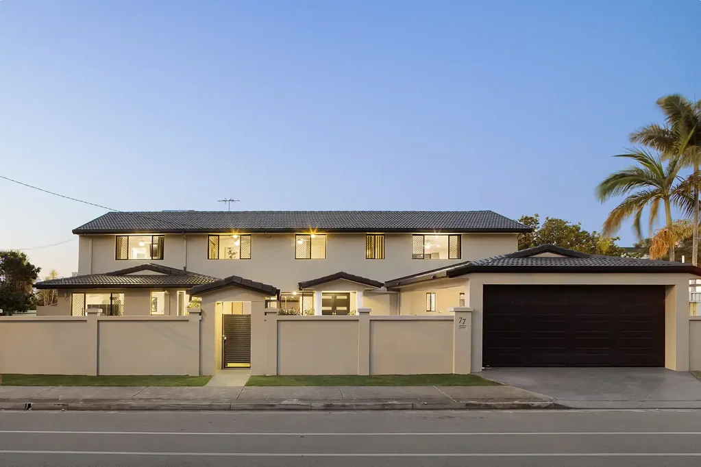 Broadbeach Waters 7બેડરૂમ Rare Waterfront Trifecta: Triple Living, Enviable Location and Endless Potential