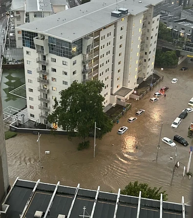突发！奥克兰宣布进入紧急状态！暴雨已致1人遇难，国际机场、超市、民宅被淹，现场太惨烈了......