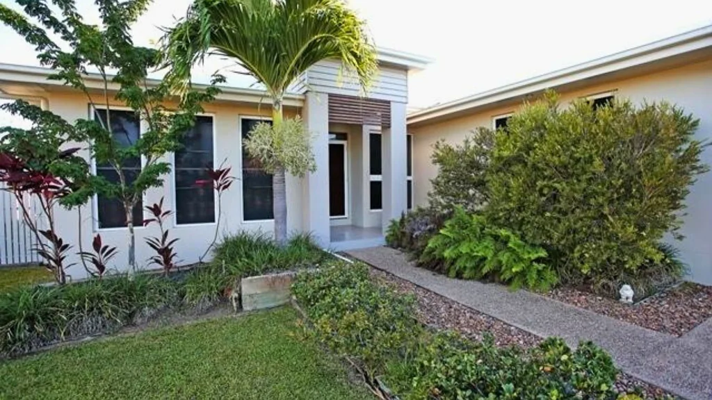 17 Hillock Crescent, Bushland Beach, QLD 4818