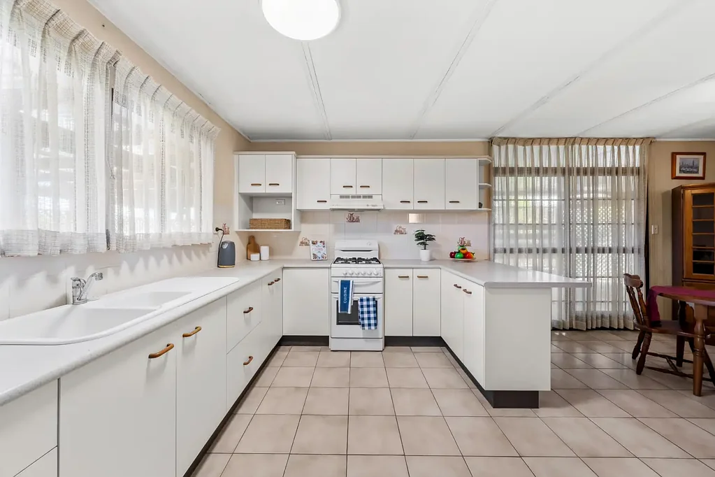 10 Chatswood Road, Springwood, QLD 4127