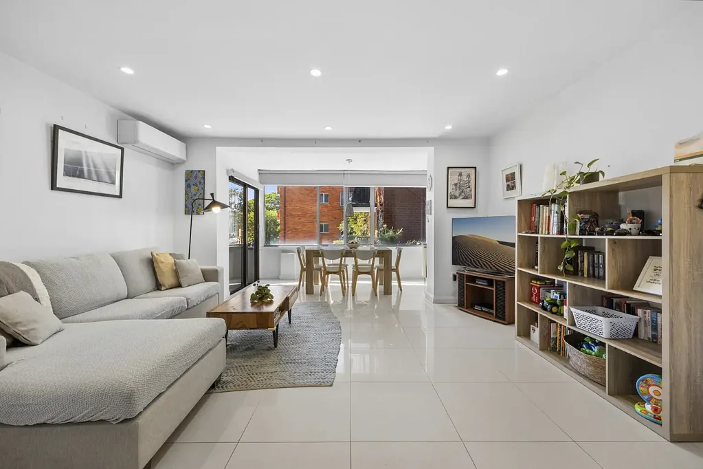 Dee Why 2房 阳光普照、时尚大气，距离海滩仅数米之遥 Sun soaked, stylish and substantial just metres to the beach