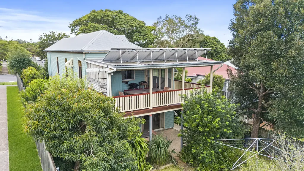 Annerley 4房 Annerley中心转角地块 405㎡阔绰空间 四卧带主卫步入衣帽间 多功能生活区 向东露台绿景 充裕车位储物 多花园小屋 医疗交通便捷 学府商社环绕 Family Home Opportunity - Ready For Your Touches