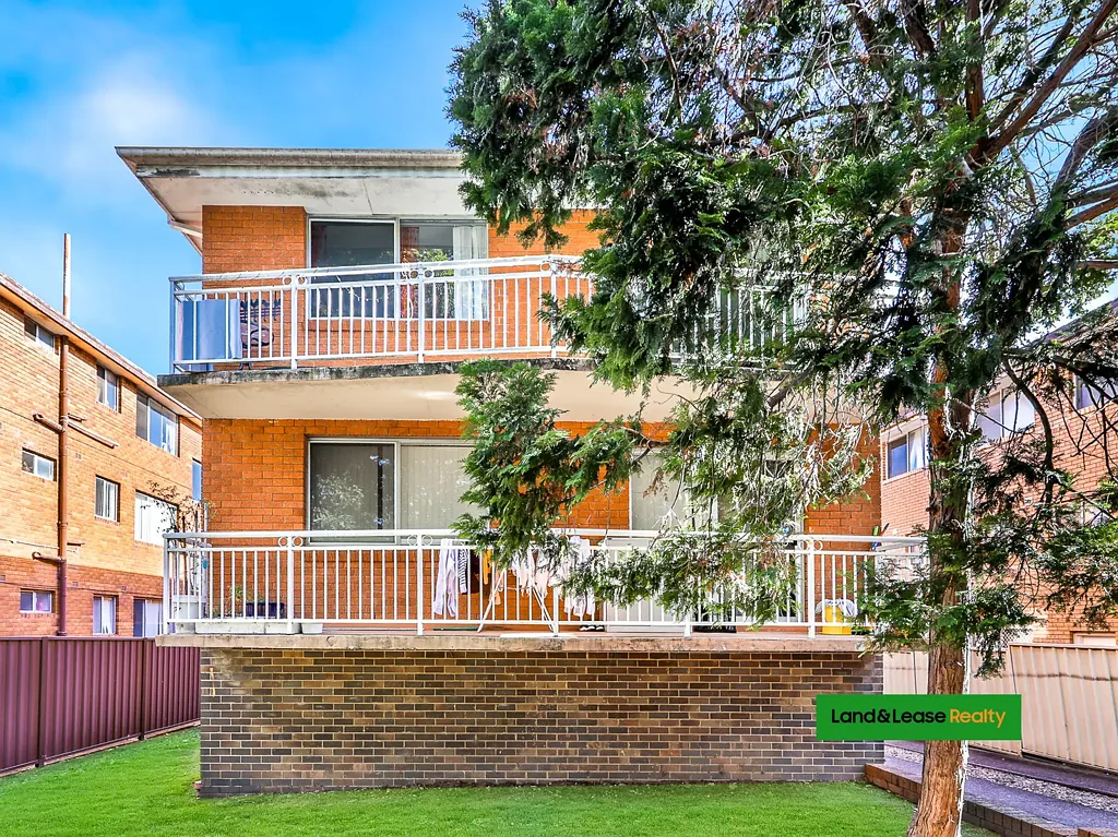Auburn 2 Bedroom Spacious, Street facing & Perfectly Positioned !!!