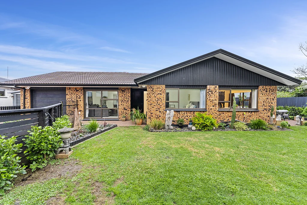 Papatoetoe 3房  Fully Renovated Brick Home:  3 Beds + 1 Bathroom!