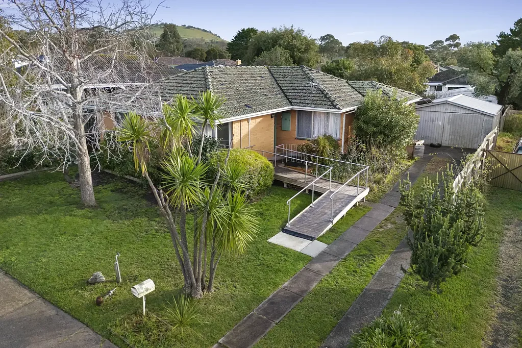Sunbury 3कमरा Endless Potential on 677m²: One Owner, Infinite Opportunities!