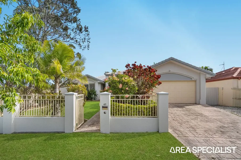 Coombabah 4બેડરૂમ Spacious Single Level Lakefront Home