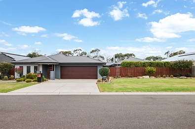 Cowes 5房  Expansive Entertainer With Exceptional Dual Living Appeal!