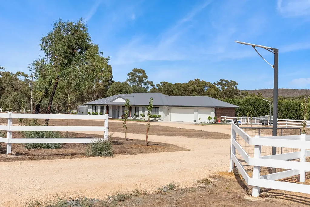 9 Hamilton Court, Heathcote, VIC 3523