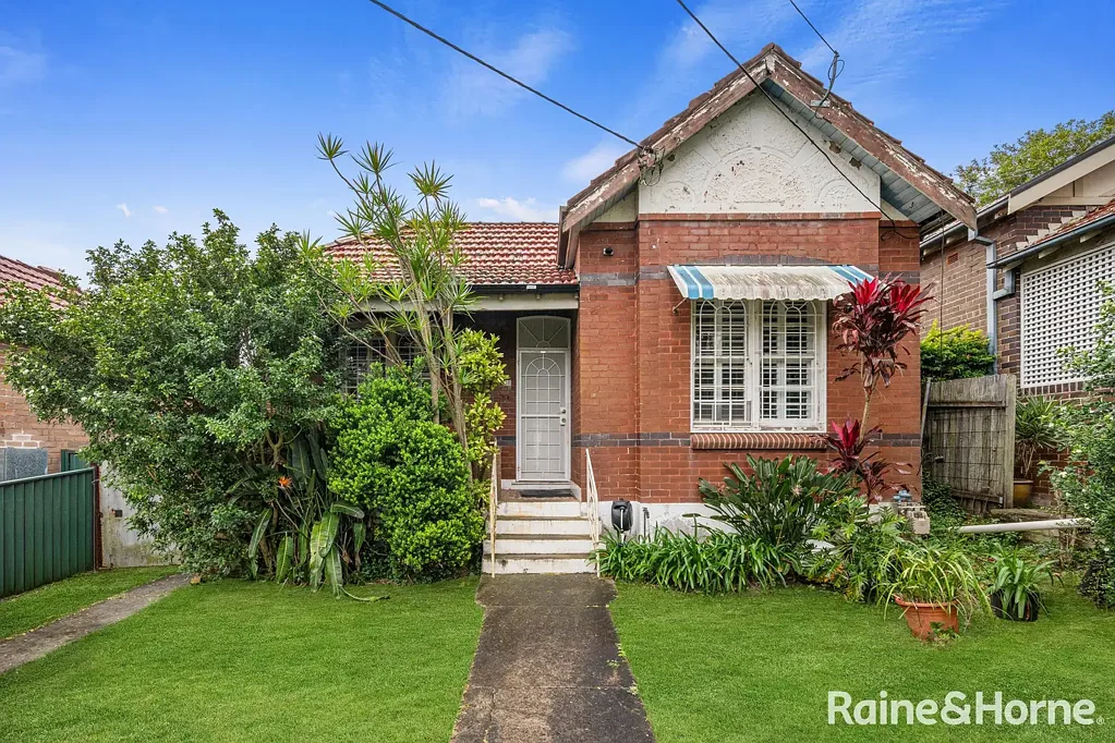 Hurlstone Park 4બેડરૂમ Federation Bungalow Offered for the First Time in 36 Years