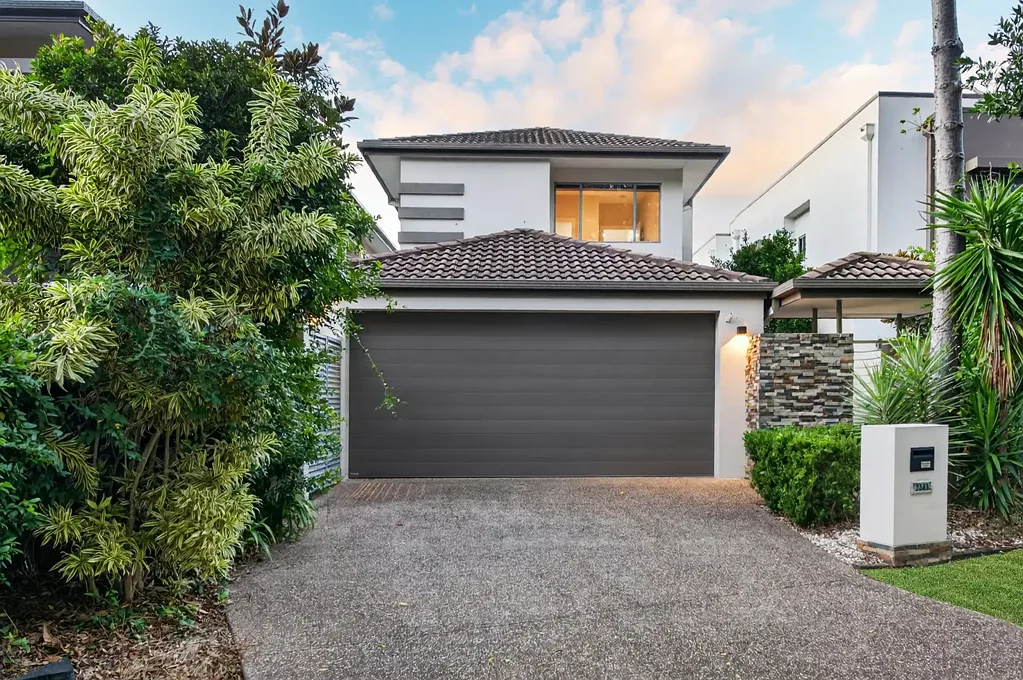 Hope Island 3房  North-Facing Waterfront Living in Gracemere Quays – Premium Lifestyle, Exceptional Buying