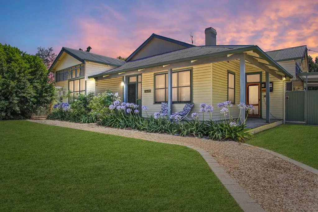 160 Hatty Street, Hay, NSW 2711