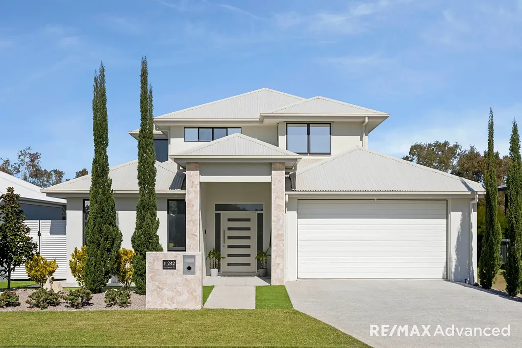 Banksia Beach 4 Bedroom Fairway Luxury Awaits!