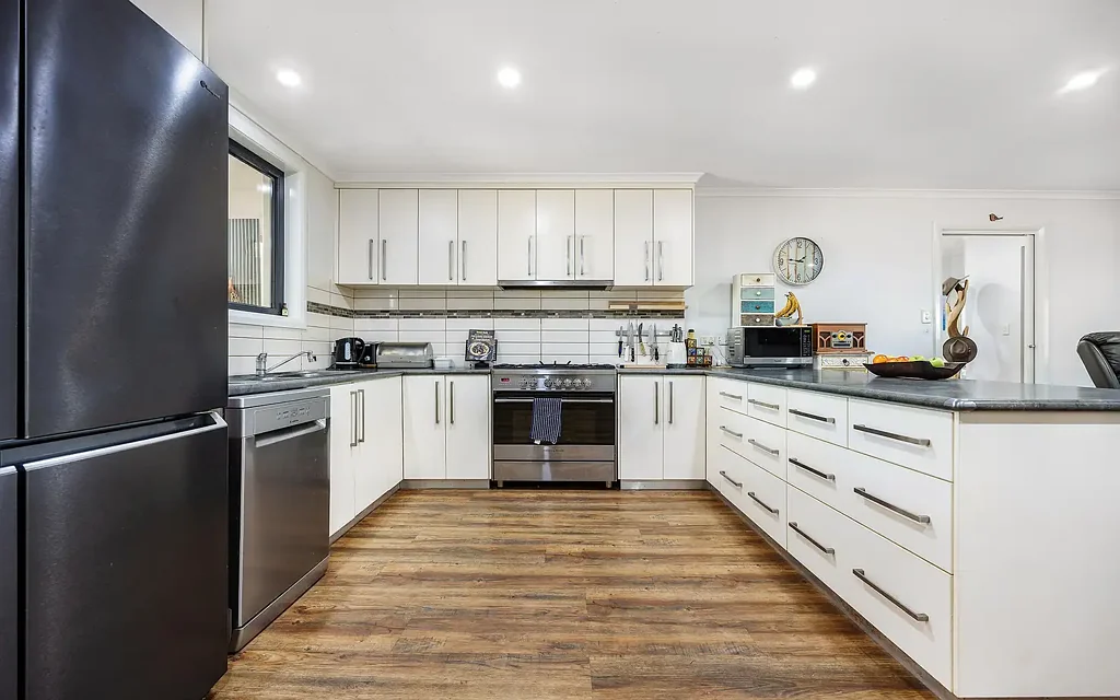 Relaxed Coastal Living in Dampier - Outside Oasis