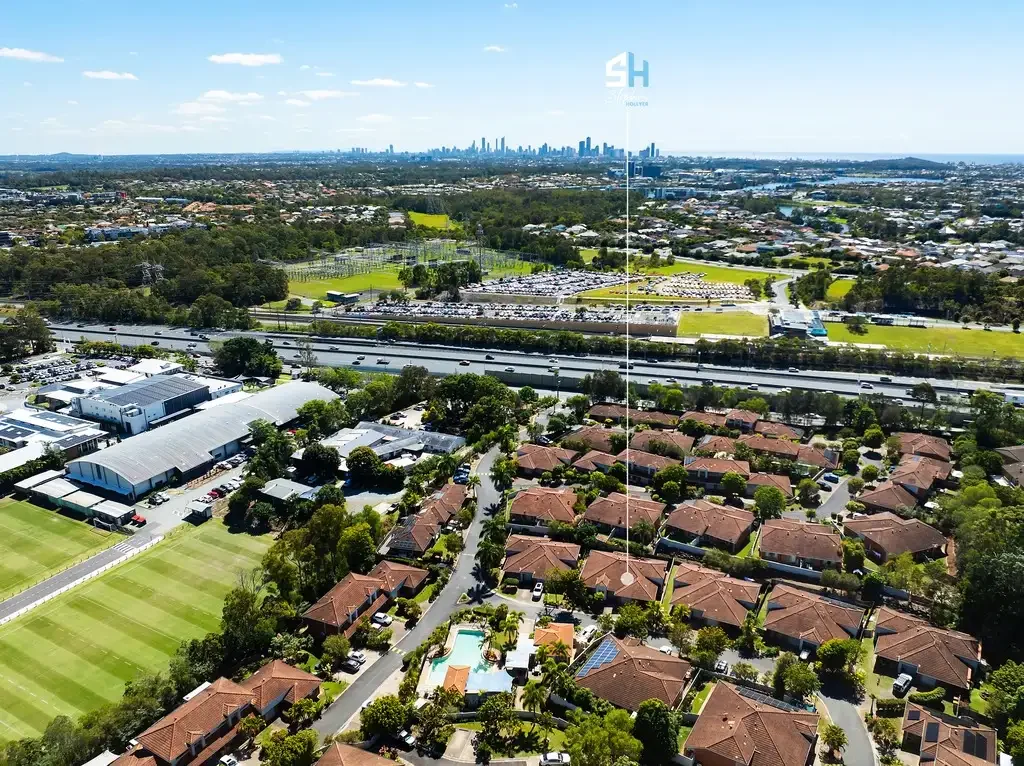 Reedy Creek 3Zimmer Renovated Resort Style Living - Secure Gated Estate - Outstanding Location