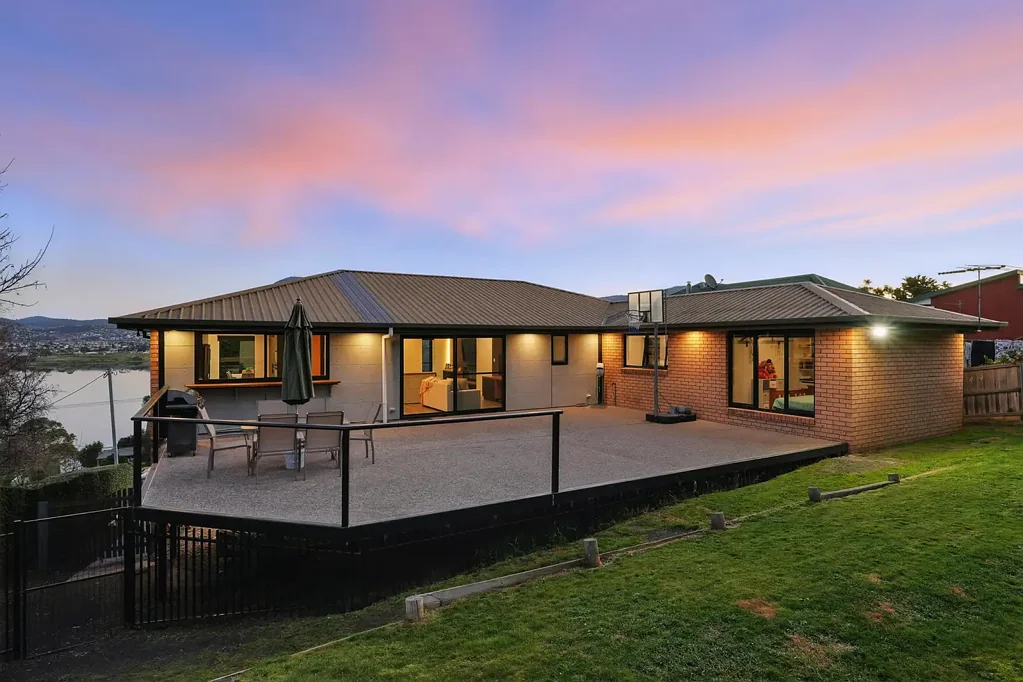 Otago 5房  Prime Location, Incredible Views, Executive Living At It's Finest!