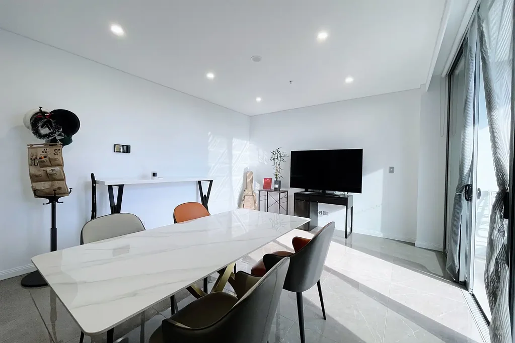 ONE BEDROOM WITH STUDY ROOM & Convenient location with Woolworths and local restauarnt