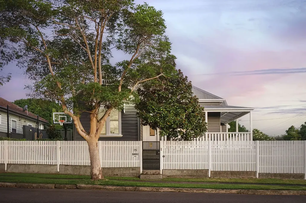 Broadmeadow 4ห้องนอน Cameron's Hill Gem Pairs Period Charm with Contemporary Luxury